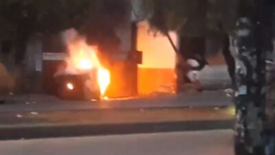 بالفيديو: المحتجون يحرقون باب السراي في طرابلس