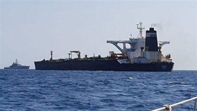 أخذ عينات من شاطىء صور بعد التسرب النفطي من باخرة اسرائيلية