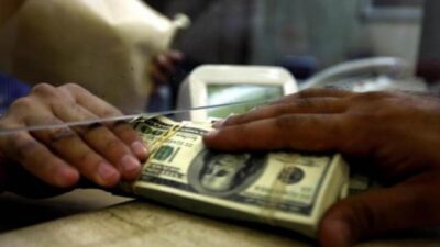 أم تهدد باحراق نفسها داخل احد المصارف