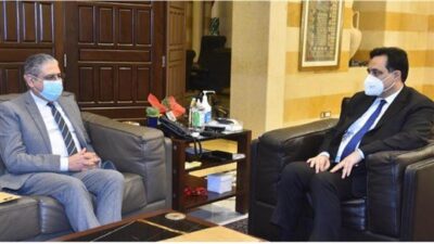 تأمين اللقاحات لطلاب “اللبنانية” بين دياب وأيوب