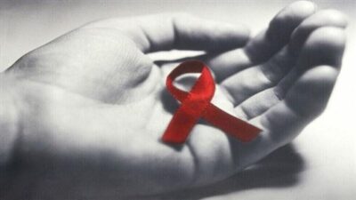 مراحل فيروس HIV وكيف يمكن أن يتطور إلى الإيدز