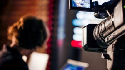 بعد إصابتها بكورونا نقل والدة إعلامية شهيرة إلى العناية المركزة.. لا نملك الا الدعاء