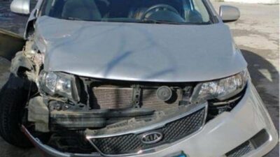 سيارة لم تتوقف عند الحاجز… وهذا ما تبيّن بعد اصطدامها بحائط