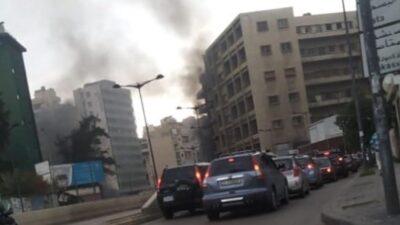 بالفيديو: محتجّون يهاجمون سوبرماركت الفاكهاني على اوتوستراد قريطم