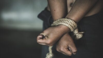 في عكار.. عذب ولده بالنار ولاذ بالفرار