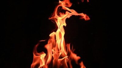حريق داخل مستودع لتخزين مواد بلاستيكيّة ومادة التينر والطلاء