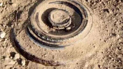 إصابة مواطن بانفجار قنبلة عنقودية في بلدة زوطر