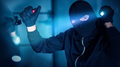 سرقة صيدلية وسيارة… بعد احتجاز صاحبتهما في الحمام!
