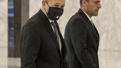 الرئيس المكلف ⁧‫سعد الحريري‬⁩ يلتقي في هذه الأثناء وزير الخارجية الفرنسية ⁧‫ جان ايف لودريان‬⁩ في قصر الصنوبر