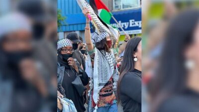 بالصورة: بيلا حديد بالكوفية الفلسطينية في تظاهرة دعماً لفلسطين