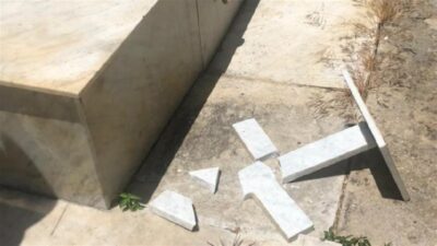 بالصور: الاعتداء على حرمة المدافن الإنجيلية في بيروت