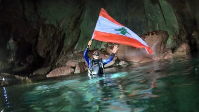 علم لبنان يُرفع في كهوف الناقورة!