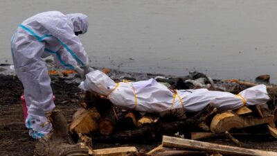 إلقاء جثث ضحايا كورونا في الأنهار بالهند..