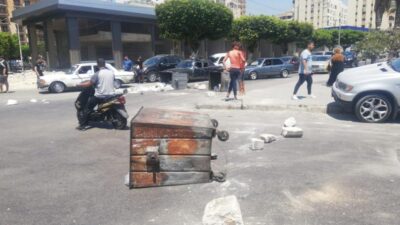 ‏ محتجّون يقطعون الطريق في ساحة الشهداء في ‎#صيدا بمستوعبات النفايات والحجارة