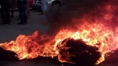 محتجّون أشعلوا الإطارات عند تقاطع ايليا – صيدا فجراً