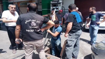 أصحاب المحطات في صور يعبّئون مخزون البنزين بالغالونات!