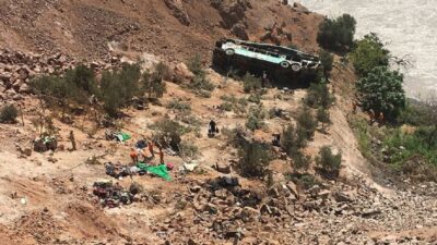 بيرو- مقتل 17 شخصا إثر سقوط حافلة في واد جبلي