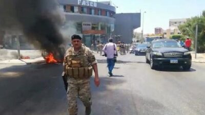 قطع الطريق عند دوار العربي-صيدا… والجيش يتدخّل