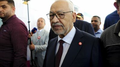 رئيس مجلس النواب التونسي يعتصم أمام البرلمان المغلق من قبل الجيش
