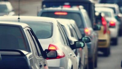 ارتال من السيارات امام المحطات… تتسبب بزحمة خانقة
