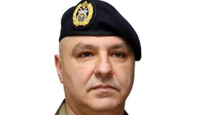 قائد الجيش تسلم من رئيس مجلس إدارة حصر التبغ والتنباك هبة مالية