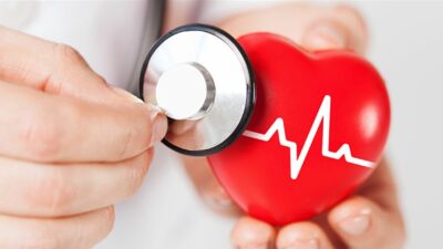 طبيب يتحدث عن الأعراض غير المتوقعة لنوبة قلبية