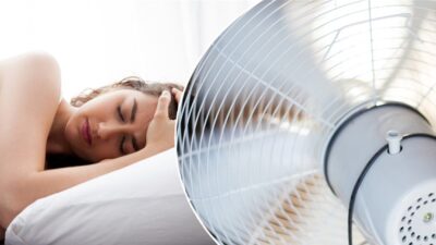 لهذه الأسباب الـ5.. لا تشغّل المروحة قبل النوم