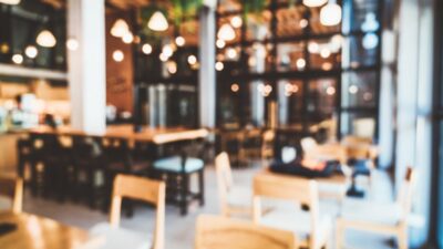 المطاعم تصرخ: لا تُحمّلونا وزر الأزمة