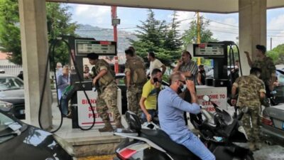 الجيش يملأ الوقود للمواطنين…