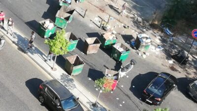 ‏بالصورة: قطع الطريق في شارع فسوح – الأشرفية بحاويات النفايات