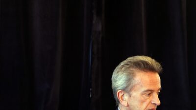 تعميم جديد يهزّ الثقة بقناتَي تحويل الأموال إلى لبنان | سلامة يُقرّر: أنا «السوق» والمصارف «صرّافون»