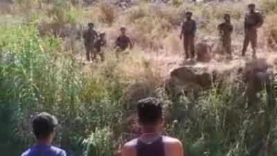 عدد من جنود العدو وصلوا منذ قليل الى احد منتزهات الوزاني حيث يوجد عدد من الاولاد والشباب في أحد المنتزهات