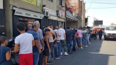 طوابير من المواطنين أمام أحد الافران في طرابلس