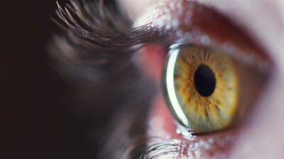 احذروا جداً من كورونا.. تشوهات قد تطال شبكية العين