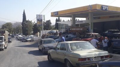 ارتال من السيارات امام محطات الوقود في مرجعيون