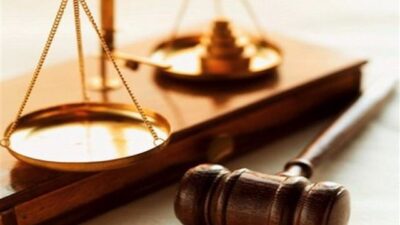‏محامون من نقابتي المحامين في بيروت وطرابلس يشاركون في الوقفة التضامنية أمام قصر العدل  ‎#٤_آب  ‎#انفجار_مرفأ_بيروت