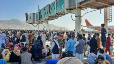 12 قتيلا في مطار كابل… و”طالبان” تدعو الأفغان للمغادرة