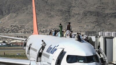 طالبان أسفت لسقوط أفغان من الطائرات: نحن إخوة!