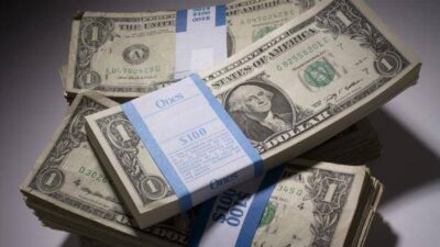 لا تبيعوا دولاراتكم… إنخفاض سعر الصرف مؤقت