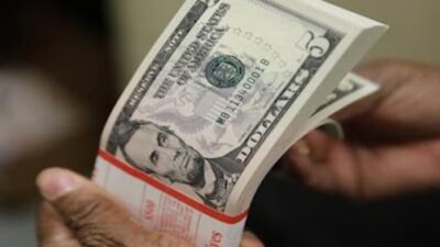 انخفاض كبير بسعر صرف الدولار في السوق السوداء