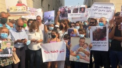 ‏وقفة لأهالي الموقوفين في قضية ‎#انفجار_مرفأ_بيروت ضد استمرار التوقيفات
