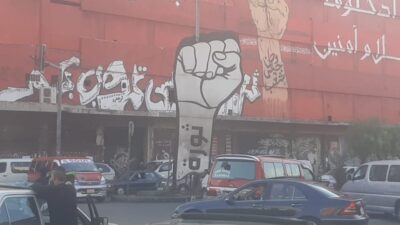 بالصورة: قطع طريق ساحة النور من قبل اصحاب الفانات