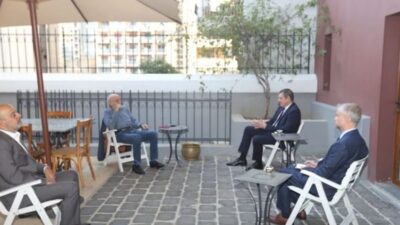جنبلاط عرض مع سفير رومانيا للمستجدات السياسية