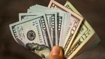 انخفاض طفيف في سعر صرف الدولار