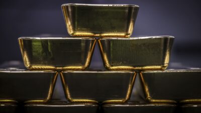 الذهب قرب أدنى مستوى في أسبوعين مع صعود الدولار