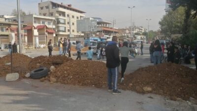 مراسل “الجديد”: قطع الطريق الدولية في تعلبايا بالسواتر الترابية