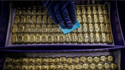 الذهب يهبط بعد مخاوف بشأن رفع أسعار الفائدة فاقت أثر نزول الدولار