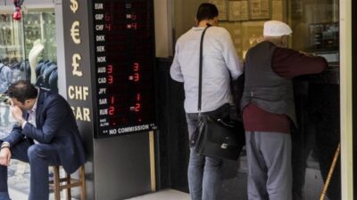 الدولار على عتبة الـ 25 ألف ليرة.. هكذا افتتحت السوق الموازية
