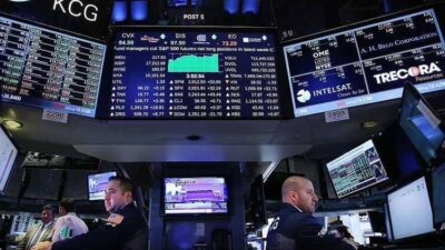 الدولار يرتفع وسط مخاوف الإغلاق في أوروبا