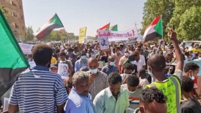 مقتل 3 وإصابة العشرات خلال احتجاجات في السودان رفضاً لقرارات البرهان